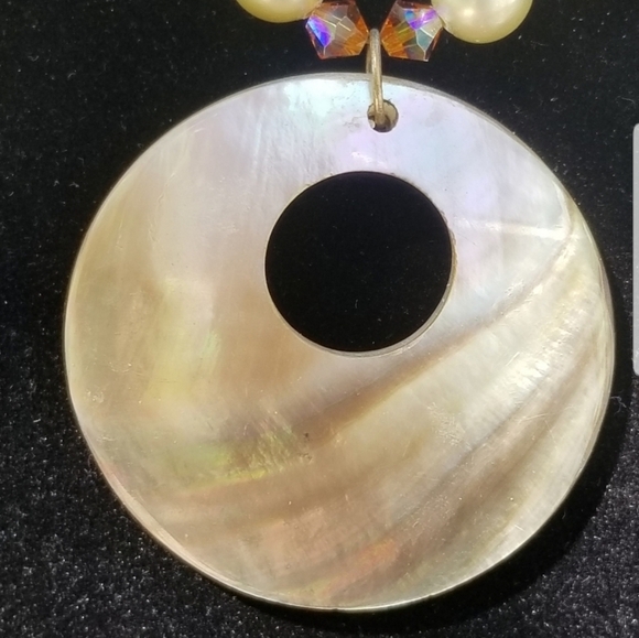 VINTAGE GLASS FAUX PEARL & CARVED MOTHER OF PEARL PENDANT NECKLACE - Picture 3 of 5